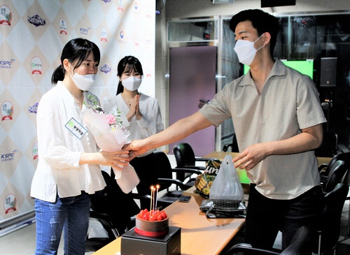 통산 300승 축하 받는 김채영(왼쪽).   한국기원 제공